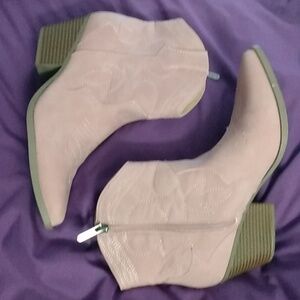 Carnation pink western style point toe ankle bootie, size 8, zipper on side